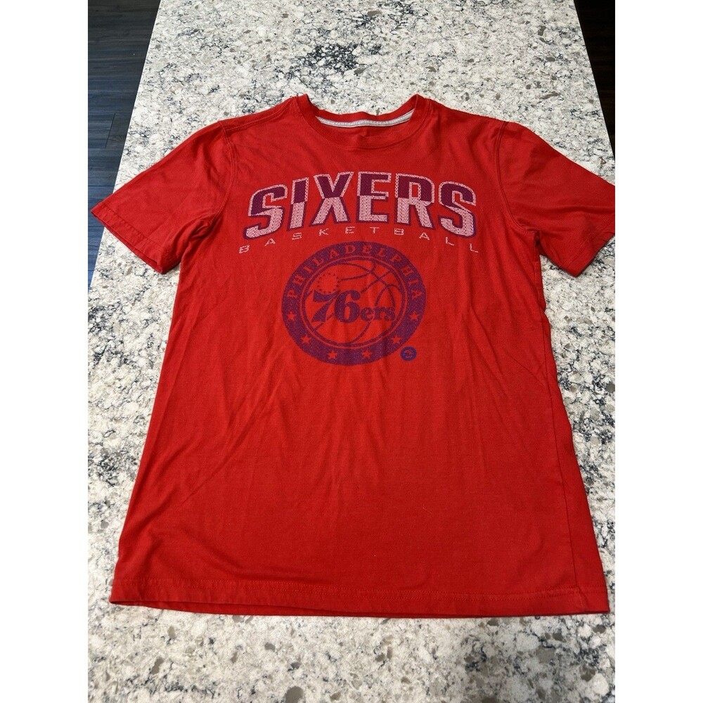 Philadelphia 76ers UNK NBA Red Graphic T-Shirt Size Small Basketball Fan Tee